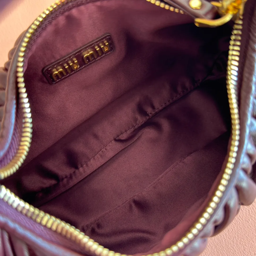 p1560💋💋💋【Premium hardware original leather】Wander Matelasse sheep leather Hobo handbag/crossbody bag ~ Wander handbag has become one of the classic accessories. This mini handbag is made of Matalasse sheep leather, using exquisite craftsmanship to create a three-dimensional effect, showing exquisite elegance. Presenting the Hobo bag style, blending retro style and modern elegance, it has become a new synonym for modern femininity. ～Golden hardware ～Zipper closure ～Metal lettering logo on the front ～Cotton satin lining Size: W20×H17×D6cm Number: _5BC125