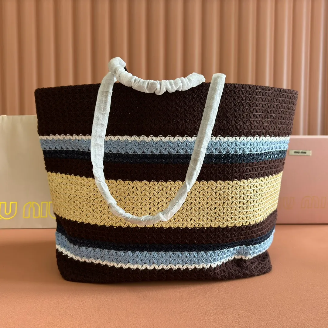 p1300💋💋💋【Full set of packaging at the counter】M Home 🍒5BG228, imported raffia straw spliced ​​cotton thread woven tote bag, the only version quality in the market, iconic Miu Miu embroidery on the front, cotton lining, ultra-light, large capacity, a must-have for travel, suitable for all seasons, super beautiful in kind, size: 40X34X16CM.