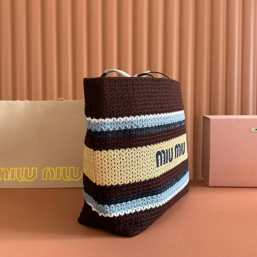 p1300💋💋💋【Full set of packaging at the counter】M Home 🍒5BG228, imported raffia straw spliced ​​cotton thread woven tote bag, the only version quality in the market, iconic Miu Miu embroidery on the front, cotton lining, ultra-light, large capacity, a must-have for travel, suitable for all seasons, super beautiful in kind, size: 40X34X16CM.