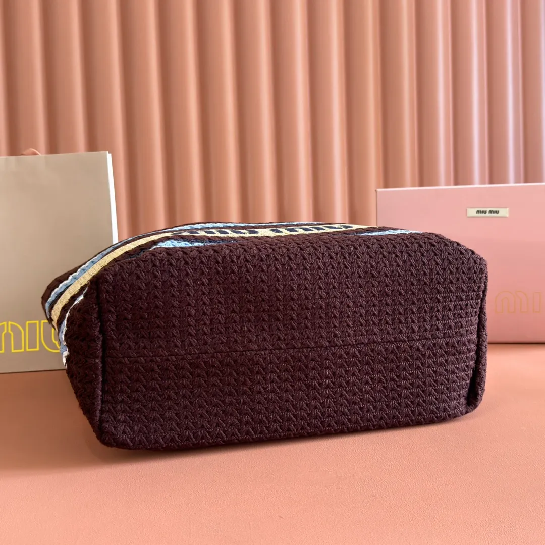 p1300💋💋💋【Full set of packaging at the counter】M Home 🍒5BG228, imported raffia straw spliced ​​cotton thread woven tote bag, the only version quality in the market, iconic Miu Miu embroidery on the front, cotton lining, ultra-light, large capacity, a must-have for travel, suitable for all seasons, super beautiful in kind, size: 40X34X16CM.