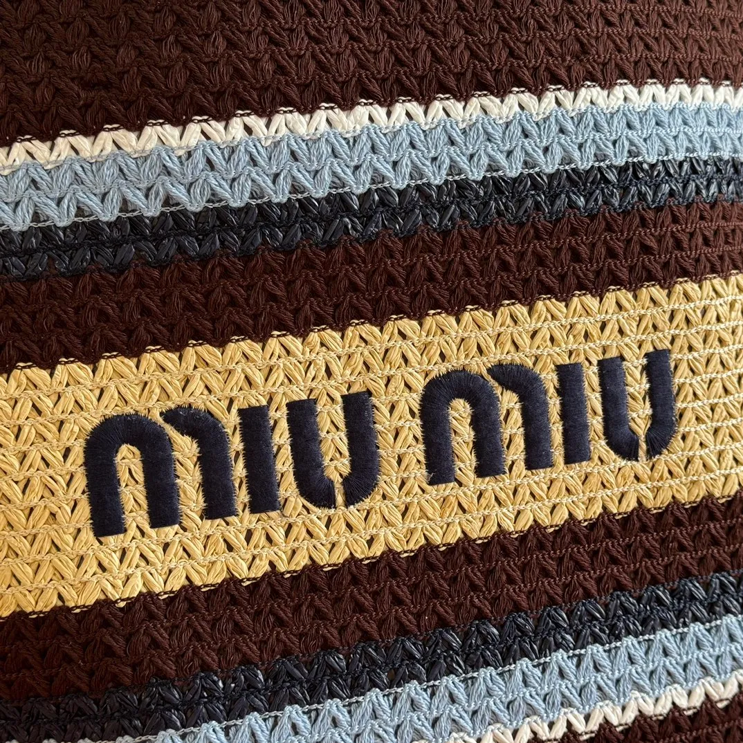 p1300💋💋💋【Full set of packaging at the counter】M Home 🍒5BG228, imported raffia straw spliced ​​cotton thread woven tote bag, the only version quality in the market, iconic Miu Miu embroidery on the front, cotton lining, ultra-light, large capacity, a must-have for travel, suitable for all seasons, super beautiful in kind, size: 40X34X16CM.