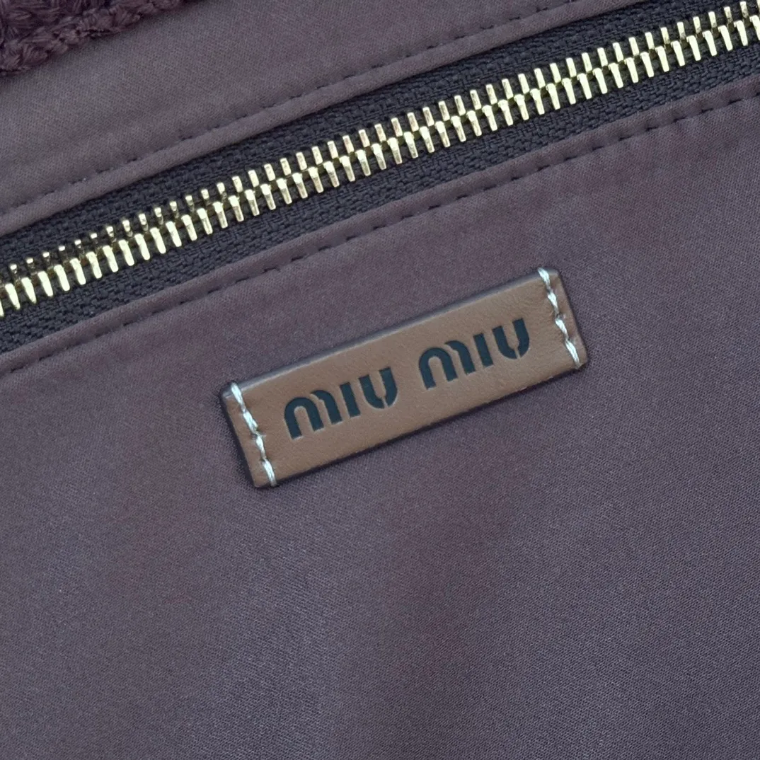 p1300💋💋💋【Full set of packaging at the counter】M Home 🍒5BG228, imported raffia straw spliced ​​cotton thread woven tote bag, the only version quality in the market, iconic Miu Miu embroidery on the front, cotton lining, ultra-light, large capacity, a must-have for travel, suitable for all seasons, super beautiful in kind, size: 40X34X16CM.