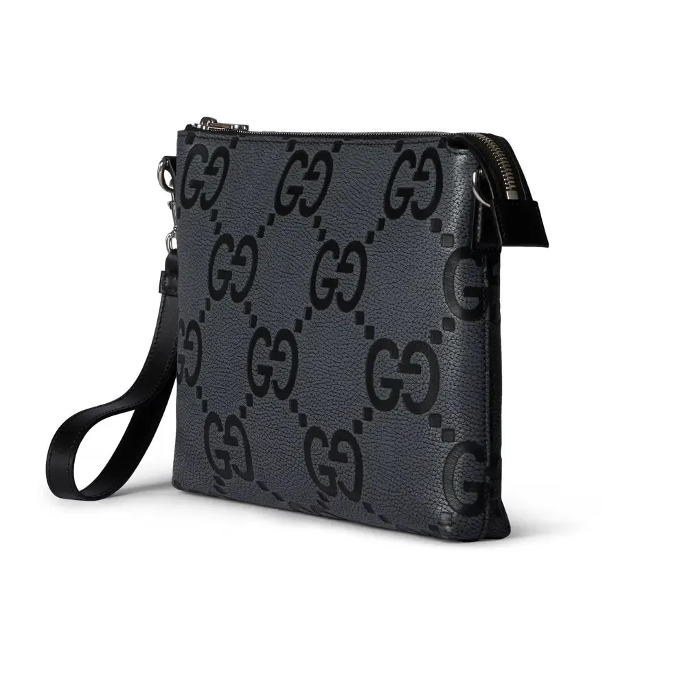 p1140. 💕"With full set of original counter packaging" 💕[New Product] The 2025 early spring series continues the super double G design, with ingenuity and new grain texture. As a new interpretation of the initials of Mr. Guccio Gucci, the double G pattern is presented in an oversized size to create an enduring charm of the brand logo. Crafted from classic calfskin, this gray and black messenger bag features an interior zip pocket and a multifunctional shoulder strap. Gray and black Super Double G grained calfskin Black calfskin piping Cotton and linen blend lining Interior: 1 zipped pocket Shoulder strap drop 57cm Zipper closure Ref.: 696009. Dimensions: 31cm (width) x 24.5cm (height) x 5cm (depth) Color: gray pebbled/original leather. Made in Italy