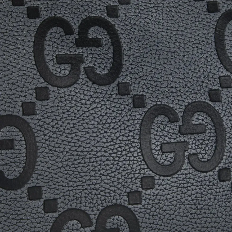p1140. 💕"With full set of original counter packaging" 💕[New Product] The 2025 early spring series continues the super double G design, with ingenuity and new grain texture. As a new interpretation of the initials of Mr. Guccio Gucci, the double G pattern is presented in an oversized size to create an enduring charm of the brand logo. Crafted from classic calfskin, this gray and black messenger bag features an interior zip pocket and a multifunctional shoulder strap. Gray and black Super Double G grained calfskin Black calfskin piping Cotton and linen blend lining Interior: 1 zipped pocket Shoulder strap drop 57cm Zipper closure Ref.: 696009. Dimensions: 31cm (width) x 24.5cm (height) x 5cm (depth) Color: gray pebbled/original leather. Made in Italy