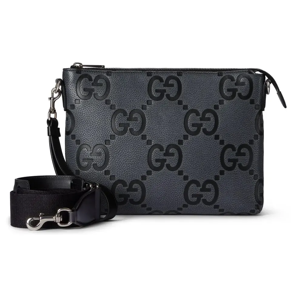 p1140. 💕"With full set of original counter packaging" 💕[New Product] The 2025 early spring series continues the super double G design, with ingenuity and new grain texture. As a new interpretation of the initials of Mr. Guccio Gucci, the double G pattern is presented in an oversized size to create an enduring charm of the brand logo. Crafted from classic calfskin, this gray and black messenger bag features an interior zip pocket and a multifunctional shoulder strap. Gray and black Super Double G grained calfskin Black calfskin piping Cotton and linen blend lining Interior: 1 zipped pocket Shoulder strap drop 57cm Zipper closure Ref.: 696009. Dimensions: 31cm (width) x 24.5cm (height) x 5cm (depth) Color: gray pebbled/original leather. Made in Italy