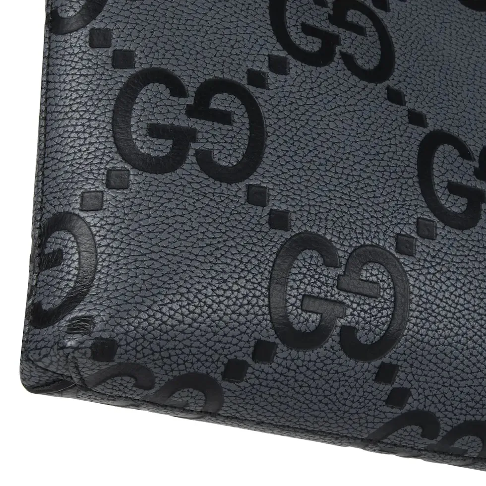 p1140. 💕"With full set of original counter packaging" 💕[New Product] The 2025 early spring series continues the super double G design, with ingenuity and new grain texture. As a new interpretation of the initials of Mr. Guccio Gucci, the double G pattern is presented in an oversized size to create an enduring charm of the brand logo. Crafted from classic calfskin, this gray and black messenger bag features an interior zip pocket and a multifunctional shoulder strap. Gray and black Super Double G grained calfskin Black calfskin piping Cotton and linen blend lining Interior: 1 zipped pocket Shoulder strap drop 57cm Zipper closure Ref.: 696009. Dimensions: 31cm (width) x 24.5cm (height) x 5cm (depth) Color: gray pebbled/original leather. Made in Italy