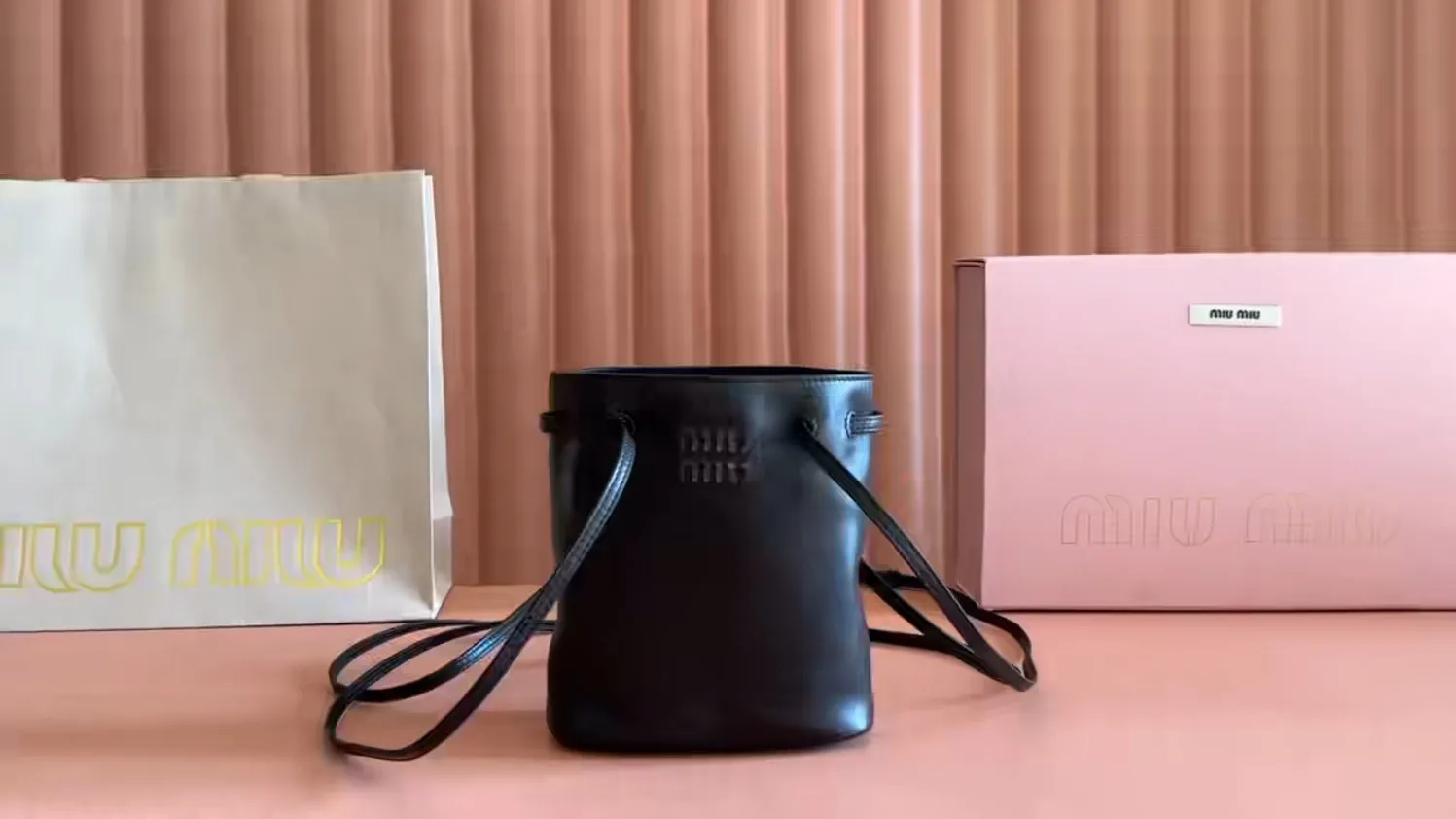 💋💋💋 Equipped with a full set of packaging at the counter [Super Grade Hardware Original Leather] Nappa Sheep Leather Mini Bucket Crossbody Bag Size: W14×H17×D6cm Number: 5NF460