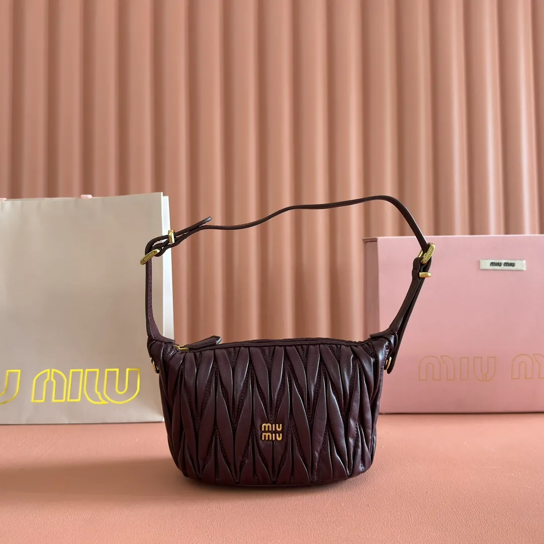 p1400💋💋💋【Configure full counter package】Matelassé Nappa lambskin pouch 5NE026_Miu Miu style symbol - the Matelassé pattern takes on a new look in this clutch bag, practical and functional design, suitable for hand-holding, with precious finishes and metal logo. ●With handle ●Zipper closure·Lined·Metal lettering logo Width: 15cm, Height: 8.5cm, Length: 8cm