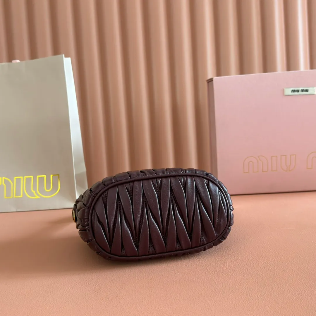 p1400💋💋💋【Configure full counter package】Matelassé Nappa lambskin pouch 5NE026_Miu Miu style symbol - the Matelassé pattern takes on a new look in this clutch bag, practical and functional design, suitable for hand-holding, with precious finishes and metal logo. ●With handle ●Zipper closure·Lined·Metal lettering logo Width: 15cm, Height: 8.5cm, Length: 8cm
