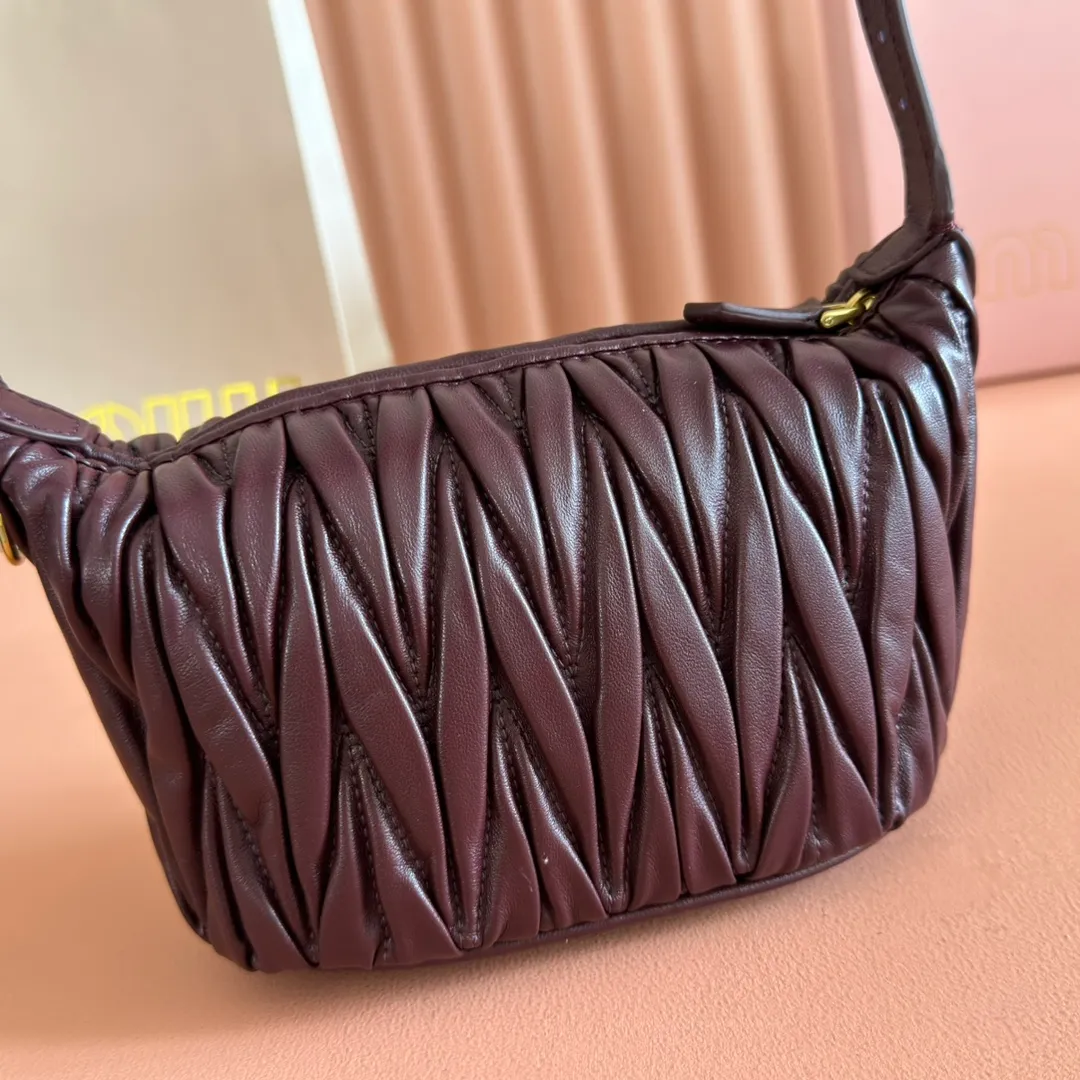 p1400💋💋💋【Configure full counter package】Matelassé Nappa lambskin pouch 5NE026_Miu Miu style symbol - the Matelassé pattern takes on a new look in this clutch bag, practical and functional design, suitable for hand-holding, with precious finishes and metal logo. ●With handle ●Zipper closure·Lined·Metal lettering logo Width: 15cm, Height: 8.5cm, Length: 8cm