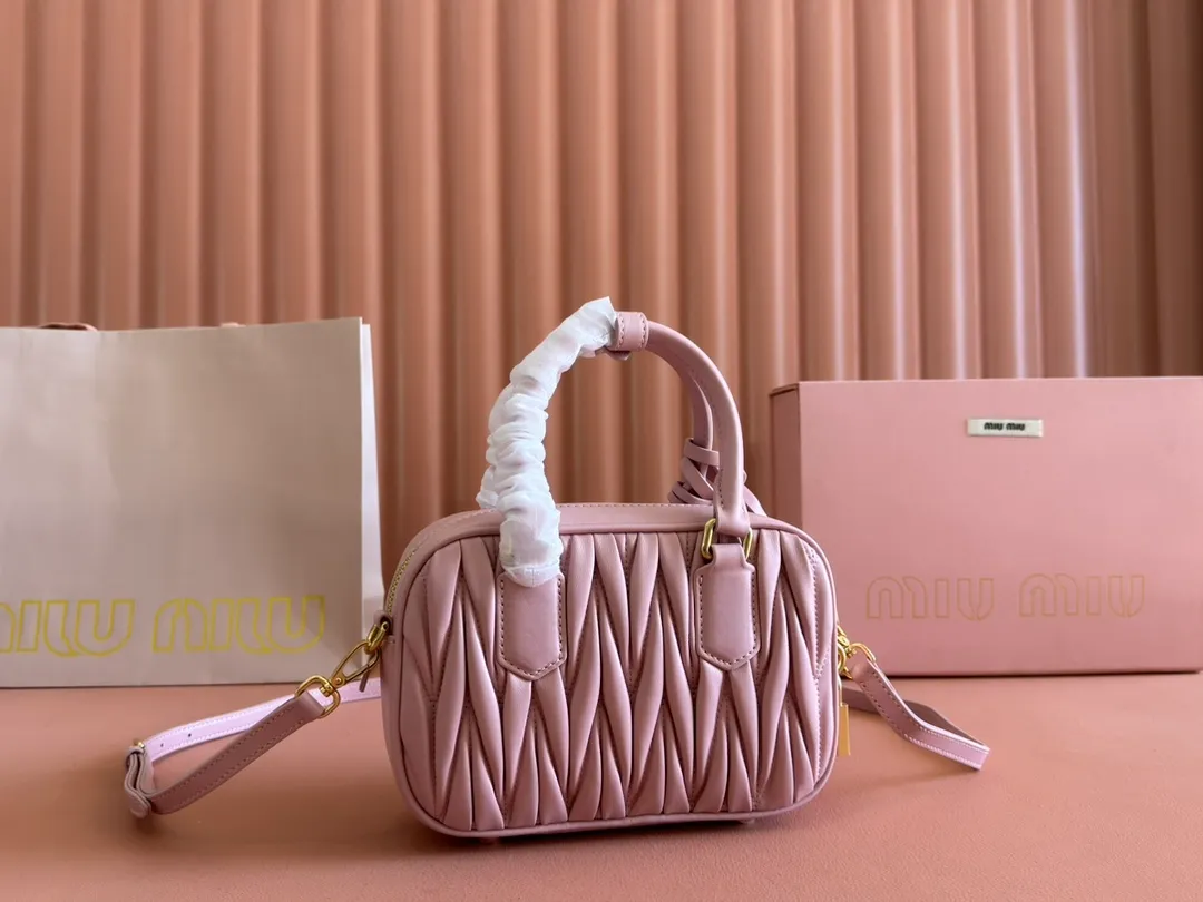 p1800💋💋💋 [Equipped with full set of counter packaging and premium hardware original leather] Arcadie Matelasse sheepskin small (19cm) bowling handbag/crossbody bag ~ Heather sheepskin This handbag uses Matelasse technology, and the three-dimensional texture and exquisite texture bring a new interpretation to the classic silhouette. The front letter logo cleverly echoes the metal hardware, and the exquisite workmanship is outstanding, highlighting a highly recognizable classic style. Dynamic and elegant lines with adjustable and detachable shoulder straps present a practical and versatile design with modern charm. ～Detachable and adjustable shoulder strap ～Zipper closure ～Lined with 2 patch pockets ～With foot studs Size: W19×H13×D6cm No.: 5BB123