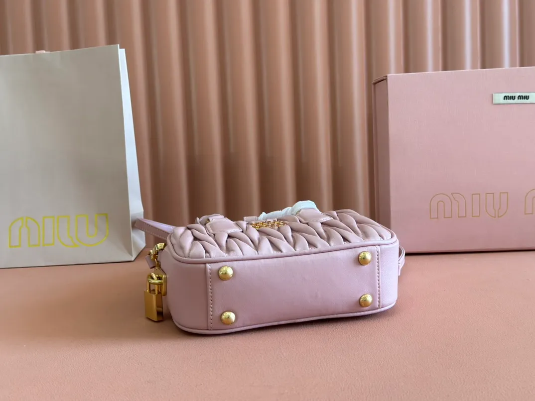 p1800💋💋💋 [Equipped with full set of counter packaging and premium hardware original leather] Arcadie Matelasse sheepskin small (19cm) bowling handbag/crossbody bag ~ Heather sheepskin This handbag uses Matelasse technology, and the three-dimensional texture and exquisite texture bring a new interpretation to the classic silhouette. The front letter logo cleverly echoes the metal hardware, and the exquisite workmanship is outstanding, highlighting a highly recognizable classic style. Dynamic and elegant lines with adjustable and detachable shoulder straps present a practical and versatile design with modern charm. ～Detachable and adjustable shoulder strap ～Zipper closure ～Lined with 2 patch pockets ～With foot studs Size: W19×H13×D6cm No.: 5BB123