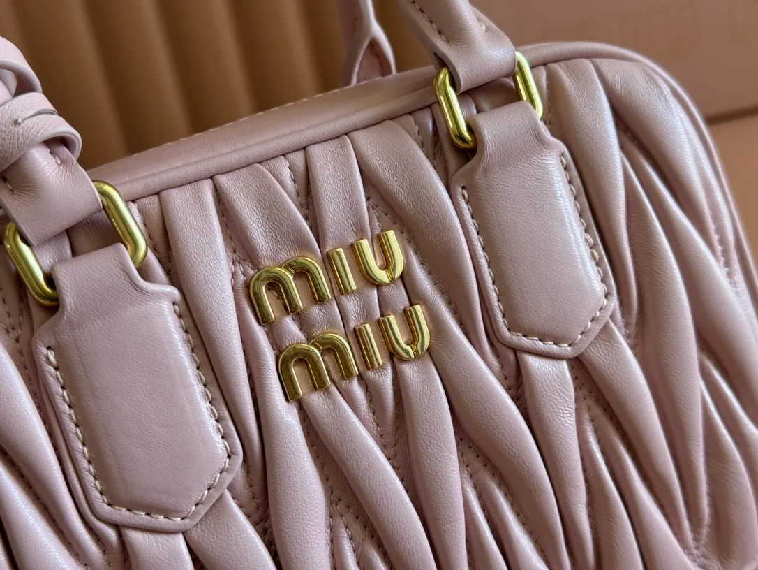 p1800💋💋💋 [Equipped with full set of counter packaging and premium hardware original leather] Arcadie Matelasse sheepskin small (19cm) bowling handbag/crossbody bag ~ Heather sheepskin This handbag uses Matelasse technology, and the three-dimensional texture and exquisite texture bring a new interpretation to the classic silhouette. The front letter logo cleverly echoes the metal hardware, and the exquisite workmanship is outstanding, highlighting a highly recognizable classic style. Dynamic and elegant lines with adjustable and detachable shoulder straps present a practical and versatile design with modern charm. ～Detachable and adjustable shoulder strap ～Zipper closure ～Lined with 2 patch pockets ～With foot studs Size: W19×H13×D6cm No.: 5BB123