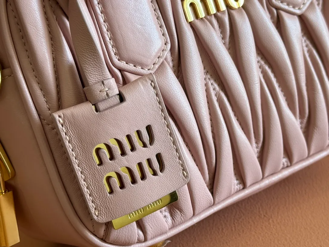 p1800💋💋💋 [Equipped with full set of counter packaging and premium hardware original leather] Arcadie Matelasse sheepskin small (19cm) bowling handbag/crossbody bag ~ Heather sheepskin This handbag uses Matelasse technology, and the three-dimensional texture and exquisite texture bring a new interpretation to the classic silhouette. The front letter logo cleverly echoes the metal hardware, and the exquisite workmanship is outstanding, highlighting a highly recognizable classic style. Dynamic and elegant lines with adjustable and detachable shoulder straps present a practical and versatile design with modern charm. ～Detachable and adjustable shoulder strap ～Zipper closure ～Lined with 2 patch pockets ～With foot studs Size: W19×H13×D6cm No.: 5BB123