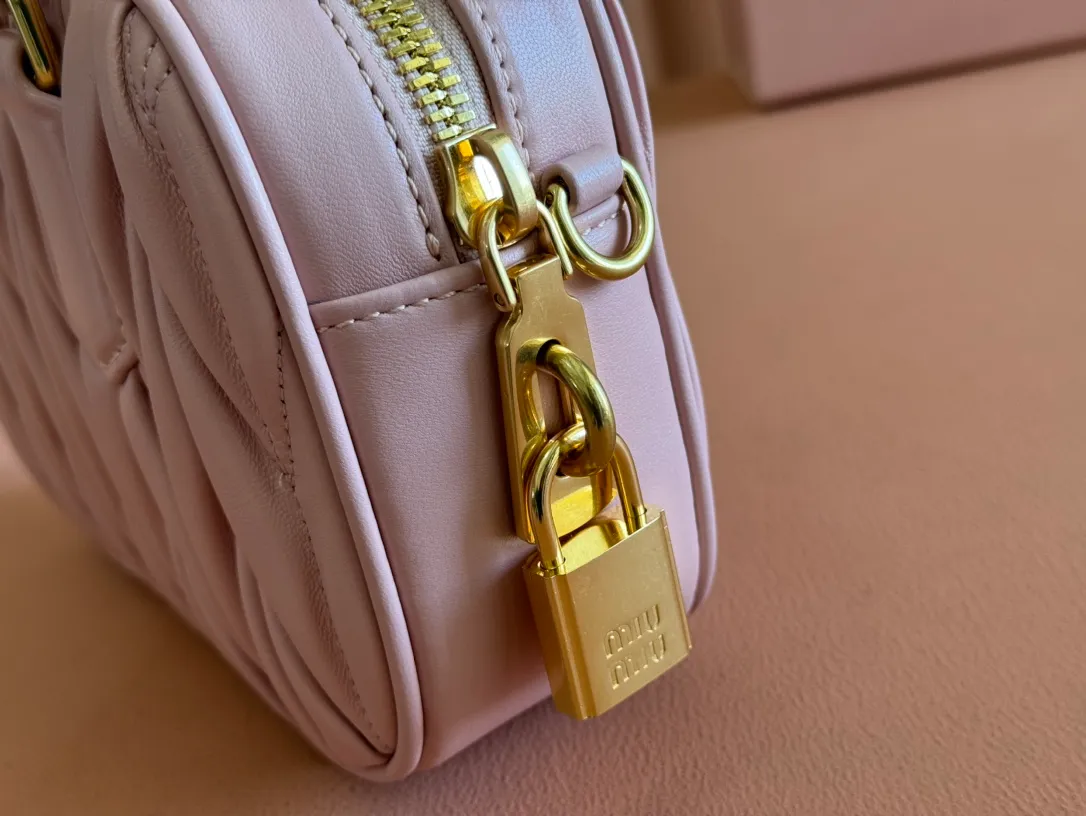 p1800💋💋💋 [Equipped with full set of counter packaging and premium hardware original leather] Arcadie Matelasse sheepskin small (19cm) bowling handbag/crossbody bag ~ Heather sheepskin This handbag uses Matelasse technology, and the three-dimensional texture and exquisite texture bring a new interpretation to the classic silhouette. The front letter logo cleverly echoes the metal hardware, and the exquisite workmanship is outstanding, highlighting a highly recognizable classic style. Dynamic and elegant lines with adjustable and detachable shoulder straps present a practical and versatile design with modern charm. ～Detachable and adjustable shoulder strap ～Zipper closure ～Lined with 2 patch pockets ～With foot studs Size: W19×H13×D6cm No.: 5BB123