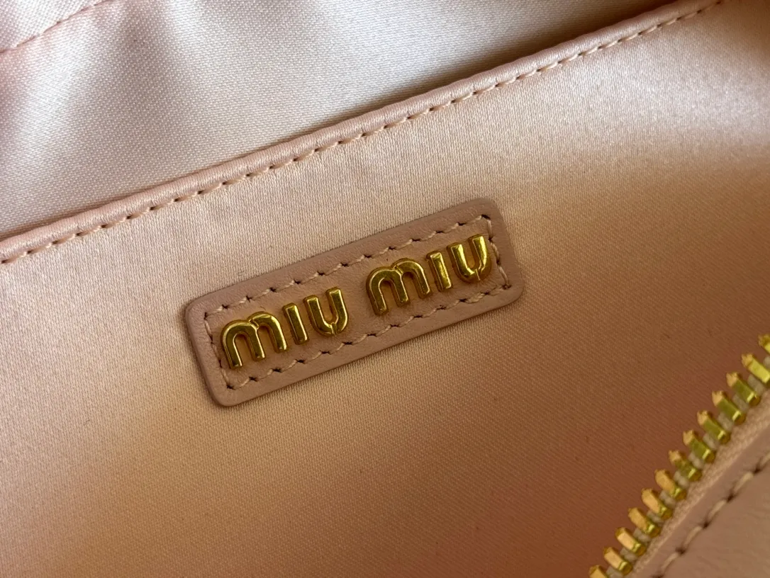 p1800💋💋💋 [Equipped with full set of counter packaging and premium hardware original leather] Arcadie Matelasse sheepskin small (19cm) bowling handbag/crossbody bag ~ Heather sheepskin This handbag uses Matelasse technology, and the three-dimensional texture and exquisite texture bring a new interpretation to the classic silhouette. The front letter logo cleverly echoes the metal hardware, and the exquisite workmanship is outstanding, highlighting a highly recognizable classic style. Dynamic and elegant lines with adjustable and detachable shoulder straps present a practical and versatile design with modern charm. ～Detachable and adjustable shoulder strap ～Zipper closure ～Lined with 2 patch pockets ～With foot studs Size: W19×H13×D6cm No.: 5BB123