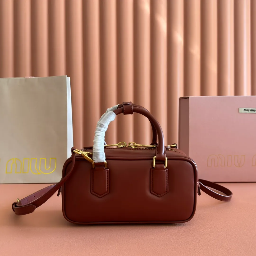 p1640💋💋💋【Full set of packaging at the counter】MIU MIU Miu Miu Caramel Bowling Upper Body Effect! Miu Miu Women's Arcadia Cowhide Handbag Crossbody Bag👝Lightly padded design makes the handbag look fuller, showing a cosmopolitan style. The letter logo, which echoes the finish of the metal hardware, straddles the line between function and decoration, giving this handbag a unique aesthetic and classic feel. Size: 22✖️10.5✖️7.5cm Style number: 5bb142