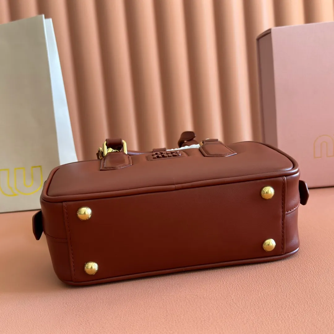 p1640💋💋💋【Full set of packaging at the counter】MIU MIU Miu Miu Caramel Bowling Upper Body Effect! Miu Miu Women's Arcadia Cowhide Handbag Crossbody Bag👝Lightly padded design makes the handbag look fuller, showing a cosmopolitan style. The letter logo, which echoes the finish of the metal hardware, straddles the line between function and decoration, giving this handbag a unique aesthetic and classic feel. Size: 22✖️10.5✖️7.5cm Style number: 5bb142