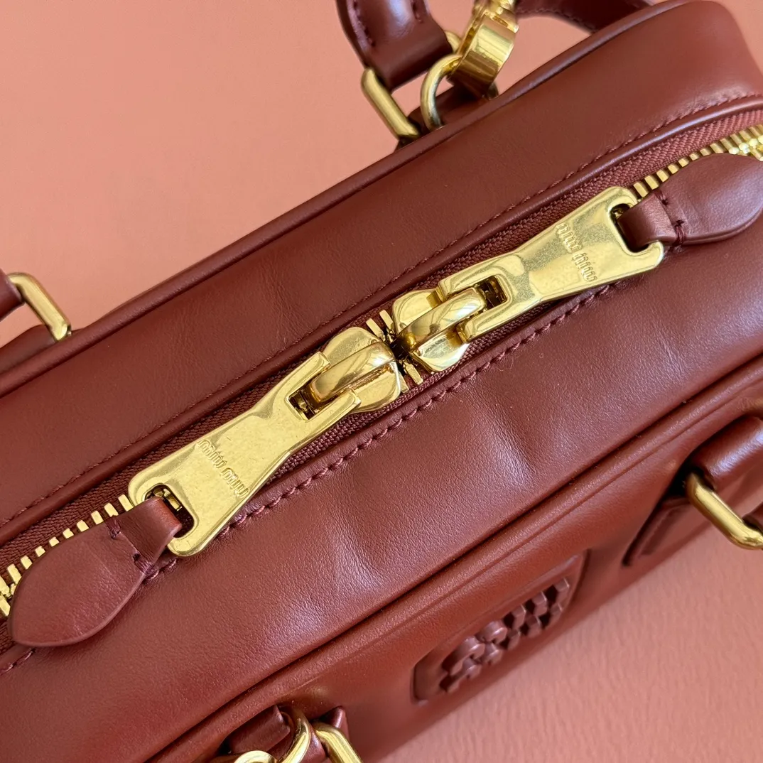 p1640💋💋💋【Full set of packaging at the counter】MIU MIU Miu Miu Caramel Bowling Upper Body Effect! Miu Miu Women's Arcadia Cowhide Handbag Crossbody Bag👝Lightly padded design makes the handbag look fuller, showing a cosmopolitan style. The letter logo, which echoes the finish of the metal hardware, straddles the line between function and decoration, giving this handbag a unique aesthetic and classic feel. Size: 22✖️10.5✖️7.5cm Style number: 5bb142