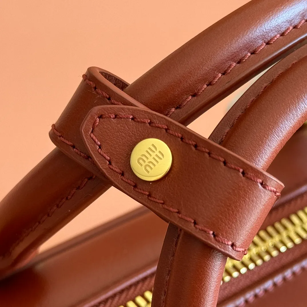 p1640💋💋💋【Full set of packaging at the counter】MIU MIU Miu Miu Caramel Bowling Upper Body Effect! Miu Miu Women's Arcadia Cowhide Handbag Crossbody Bag👝Lightly padded design makes the handbag look fuller, showing a cosmopolitan style. The letter logo, which echoes the finish of the metal hardware, straddles the line between function and decoration, giving this handbag a unique aesthetic and classic feel. Size: 22✖️10.5✖️7.5cm Style number: 5bb142