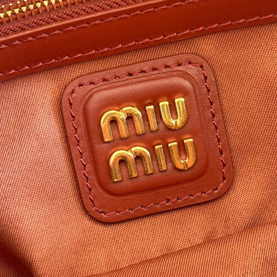 p1640💋💋💋【Full set of packaging at the counter】MIU MIU Miu Miu Caramel Bowling Upper Body Effect! Miu Miu Women's Arcadia Cowhide Handbag Crossbody Bag👝Lightly padded design makes the handbag look fuller, showing a cosmopolitan style. The letter logo, which echoes the finish of the metal hardware, straddles the line between function and decoration, giving this handbag a unique aesthetic and classic feel. Size: 22✖️10.5✖️7.5cm Style number: 5bb142