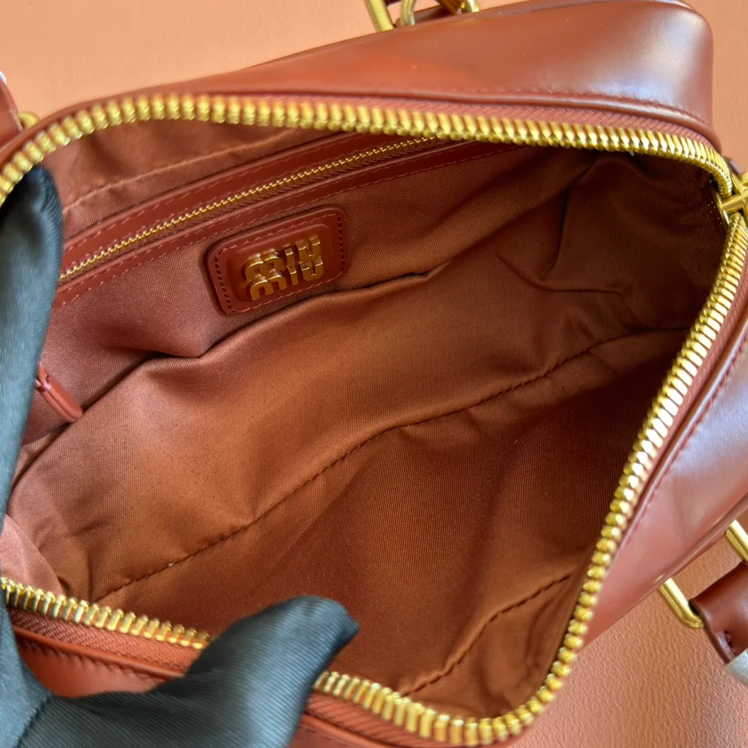p1640💋💋💋【Full set of packaging at the counter】MIU MIU Miu Miu Caramel Bowling Upper Body Effect! Miu Miu Women's Arcadia Cowhide Handbag Crossbody Bag👝Lightly padded design makes the handbag look fuller, showing a cosmopolitan style. The letter logo, which echoes the finish of the metal hardware, straddles the line between function and decoration, giving this handbag a unique aesthetic and classic feel. Size: 22✖️10.5✖️7.5cm Style number: 5bb142