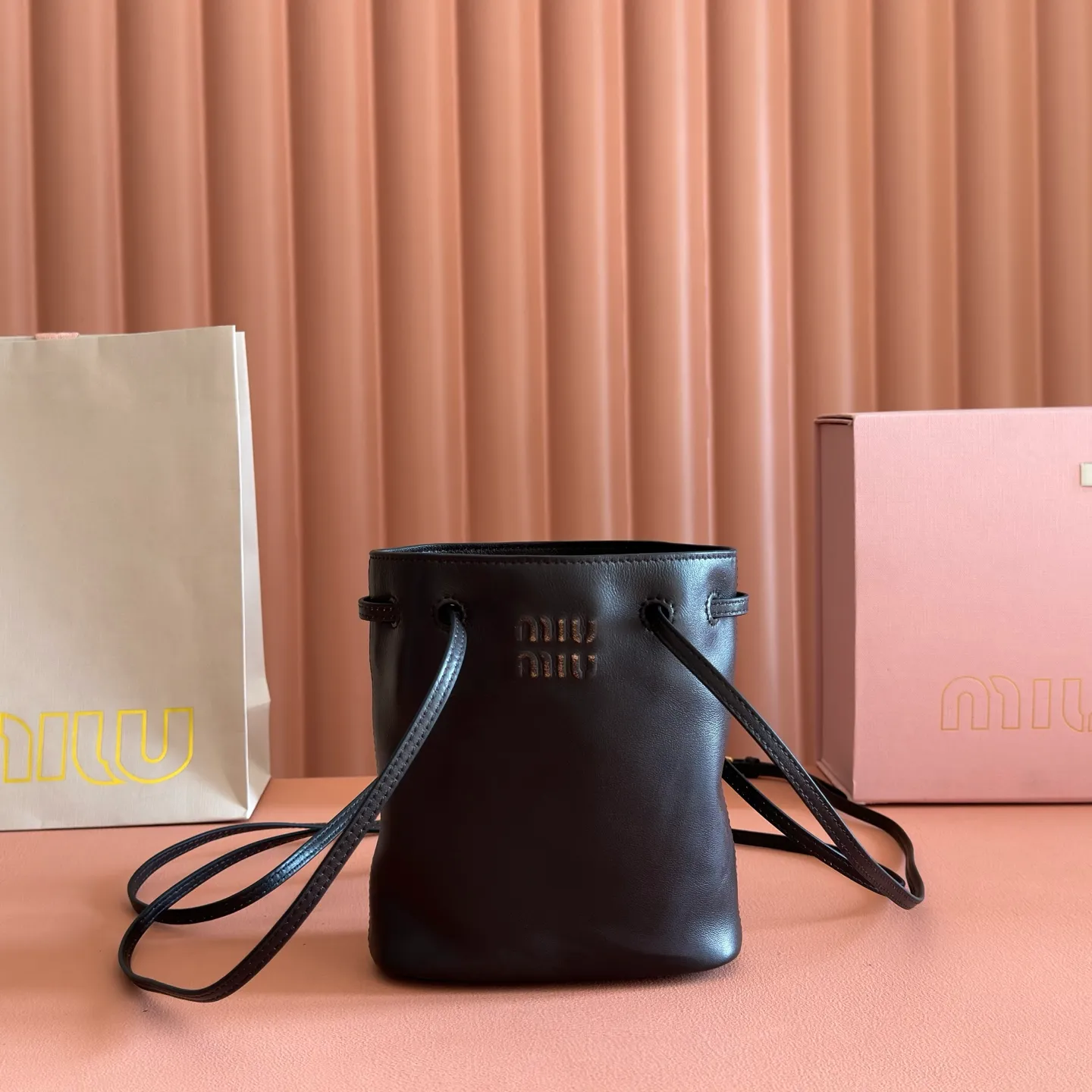 💋💋💋 Equipped with a full set of packaging at the counter [Super Grade Hardware Original Leather] Nappa Sheep Leather Mini Bucket Crossbody Bag Size: W14×H17×D6cm Number: 5NF460