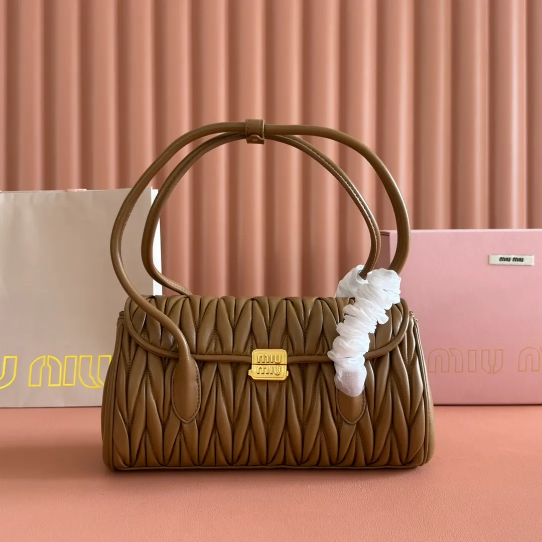 p1800💋💋💋【Original leather configuration counter packaging】MIU's new 24ss autumn and winter baguette bag. The baguette design style leads the new trend, full of "girly feelings" and revolves around the bookish style. The uninhibited and wine-loving lady style has a casual attitude towards life, showing the uniqueness of the exclusive miumiu girl. The one that is not too big or too small can be sweet, spicy or handsome. The capacity can also meet the daily needs of going out. It is beautiful and practical. It’s hard not to love it Model number: 5bd265 Size: Base length 28x base 11x height 15cm