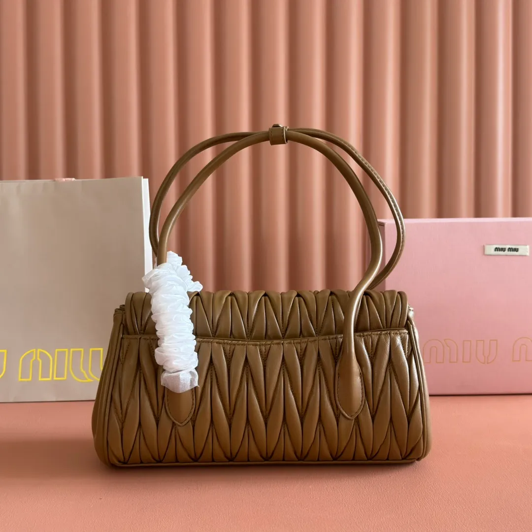 p1800💋💋💋【Original leather configuration counter packaging】MIU's new 24ss autumn and winter baguette bag. The baguette design style leads the new trend, full of "girly feelings" and revolves around the bookish style. The uninhibited and wine-loving lady style has a casual attitude towards life, showing the uniqueness of the exclusive miumiu girl. The one that is not too big or too small can be sweet, spicy or handsome. The capacity can also meet the daily needs of going out. It is beautiful and practical. It’s hard not to love it Model number: 5bd265 Size: Base length 28x base 11x height 15cm