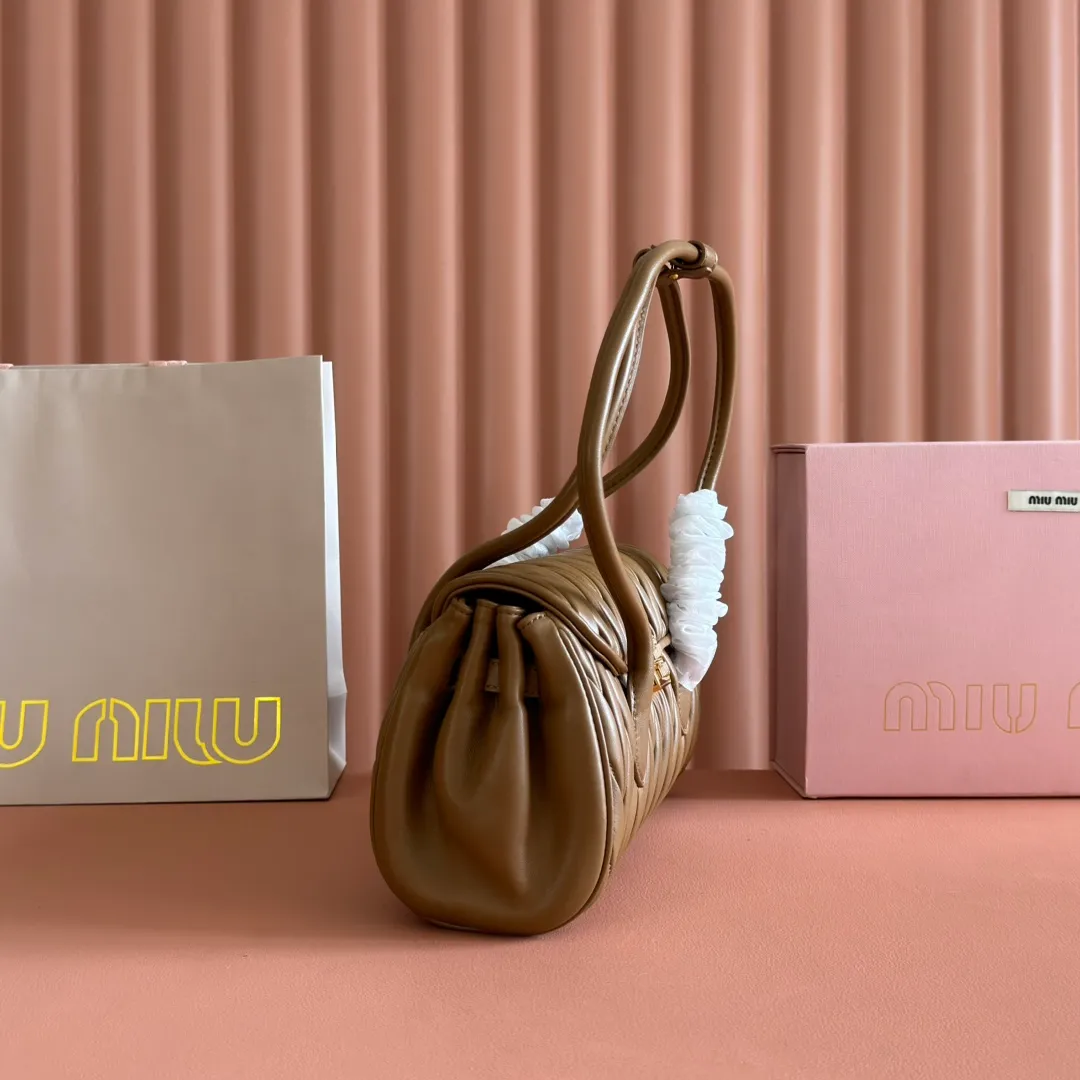 p1800💋💋💋【Original leather configuration counter packaging】MIU's new 24ss autumn and winter baguette bag. The baguette design style leads the new trend, full of "girly feelings" and revolves around the bookish style. The uninhibited and wine-loving lady style has a casual attitude towards life, showing the uniqueness of the exclusive miumiu girl. The one that is not too big or too small can be sweet, spicy or handsome. The capacity can also meet the daily needs of going out. It is beautiful and practical. It’s hard not to love it Model number: 5bd265 Size: Base length 28x base 11x height 15cm