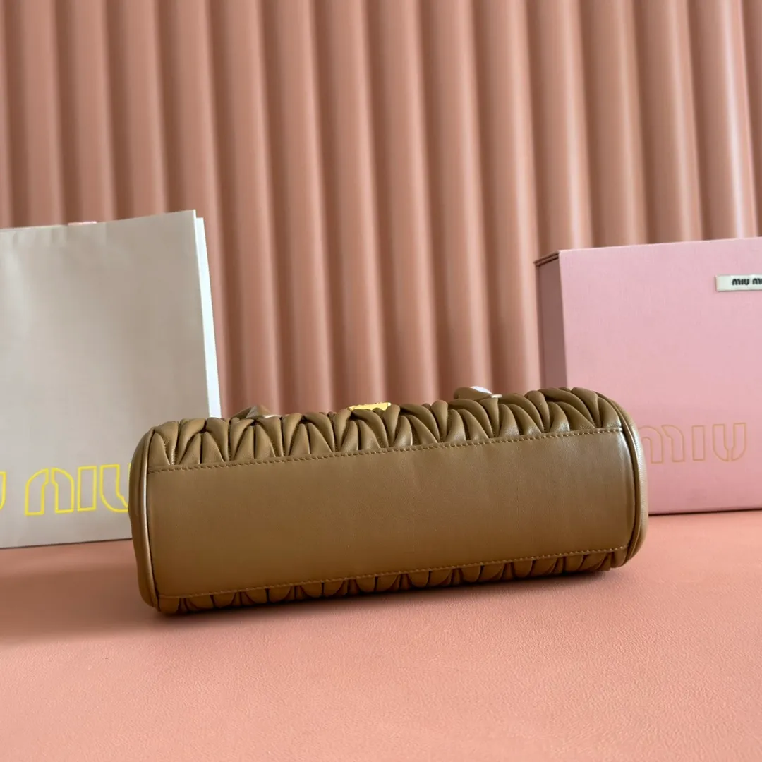 p1800💋💋💋【Original leather configuration counter packaging】MIU's new 24ss autumn and winter baguette bag. The baguette design style leads the new trend, full of "girly feelings" and revolves around the bookish style. The uninhibited and wine-loving lady style has a casual attitude towards life, showing the uniqueness of the exclusive miumiu girl. The one that is not too big or too small can be sweet, spicy or handsome. The capacity can also meet the daily needs of going out. It is beautiful and practical. It’s hard not to love it Model number: 5bd265 Size: Base length 28x base 11x height 15cm
