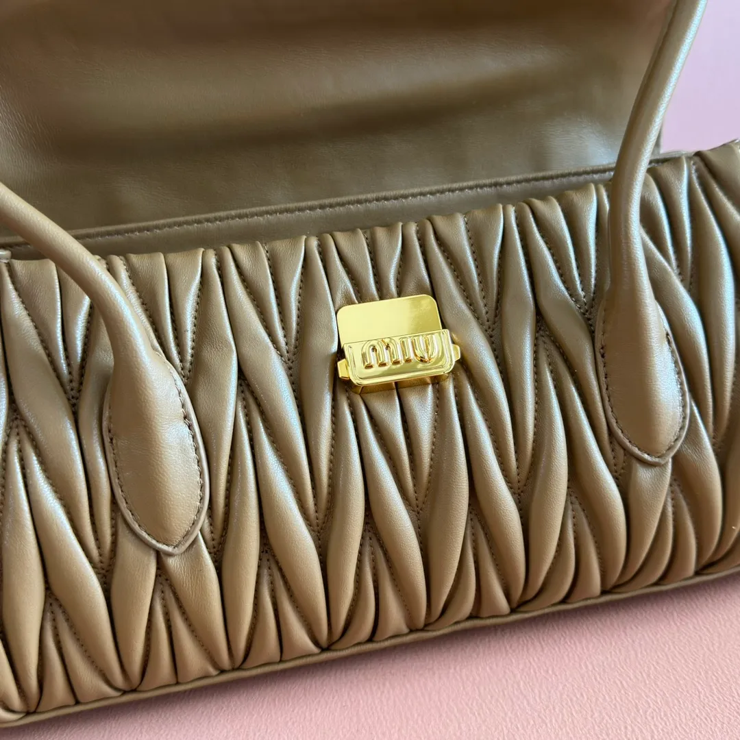 p1800💋💋💋【Original leather configuration counter packaging】MIU's new 24ss autumn and winter baguette bag. The baguette design style leads the new trend, full of "girly feelings" and revolves around the bookish style. The uninhibited and wine-loving lady style has a casual attitude towards life, showing the uniqueness of the exclusive miumiu girl. The one that is not too big or too small can be sweet, spicy or handsome. The capacity can also meet the daily needs of going out. It is beautiful and practical. It’s hard not to love it Model number: 5bd265 Size: Base length 28x base 11x height 15cm