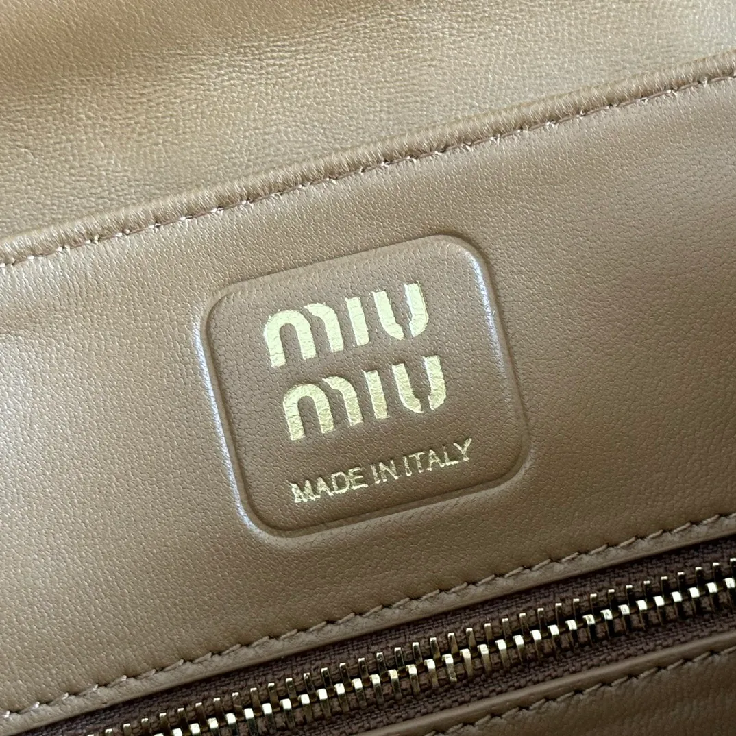 p1800💋💋💋【Original leather configuration counter packaging】MIU's new 24ss autumn and winter baguette bag. The baguette design style leads the new trend, full of "girly feelings" and revolves around the bookish style. The uninhibited and wine-loving lady style has a casual attitude towards life, showing the uniqueness of the exclusive miumiu girl. The one that is not too big or too small can be sweet, spicy or handsome. The capacity can also meet the daily needs of going out. It is beautiful and practical. It’s hard not to love it Model number: 5bd265 Size: Base length 28x base 11x height 15cm
