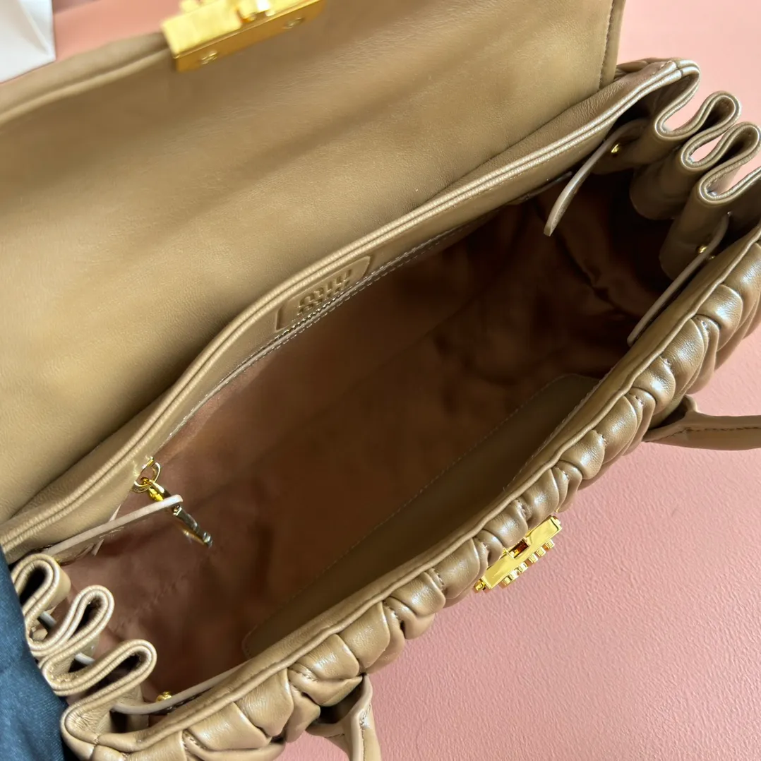 p1800💋💋💋【Original leather configuration counter packaging】MIU's new 24ss autumn and winter baguette bag. The baguette design style leads the new trend, full of "girly feelings" and revolves around the bookish style. The uninhibited and wine-loving lady style has a casual attitude towards life, showing the uniqueness of the exclusive miumiu girl. The one that is not too big or too small can be sweet, spicy or handsome. The capacity can also meet the daily needs of going out. It is beautiful and practical. It’s hard not to love it Model number: 5bd265 Size: Base length 28x base 11x height 15cm