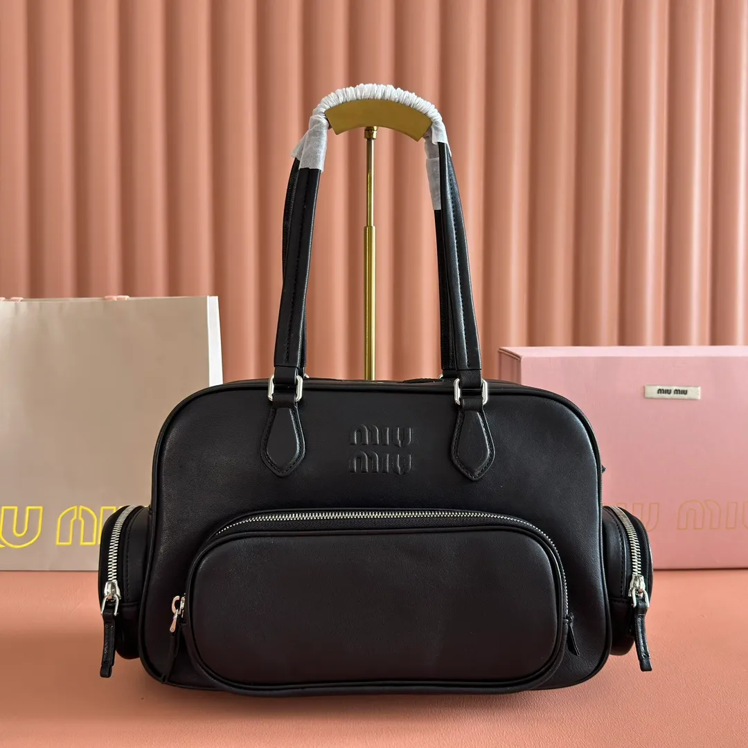 p2500💋💋💋【Premium Hardware Original Leather】Adventure Nappa Sheep Leather Handbag/Shoulder Bag～Brown This handbag combines soft Nappa sheep leather with a work style pocket. Decorated with an embossed monogram logo for an added signature touch.  Size: W32×H22×D14cm No.: 5BB159