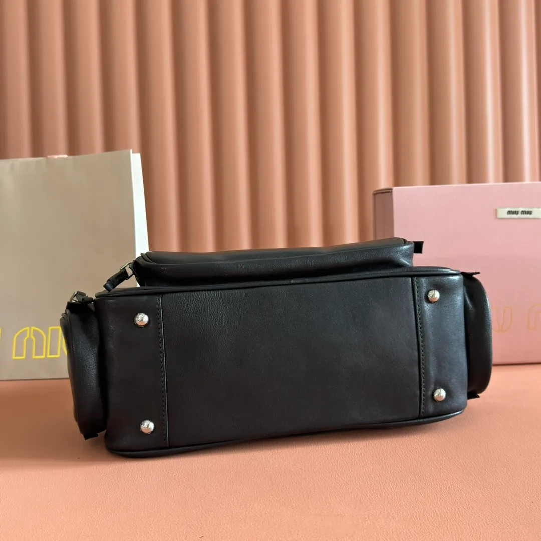 p2500💋💋💋【Premium Hardware Original Leather】Adventure Nappa Sheep Leather Handbag/Shoulder Bag～Brown This handbag combines soft Nappa sheep leather with a work style pocket. Decorated with an embossed monogram logo for an added signature touch.  Size: W32×H22×D14cm No.: 5BB159