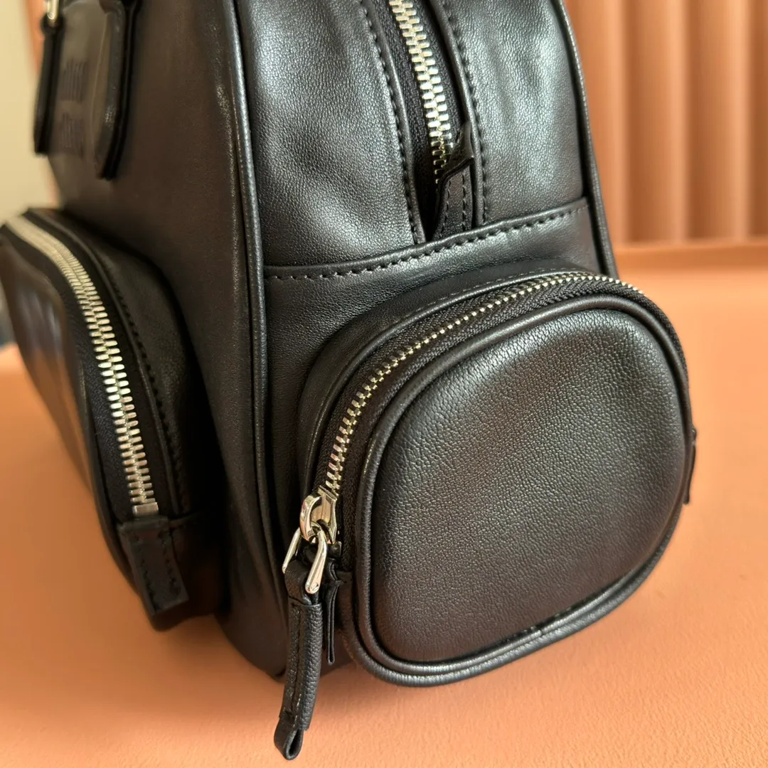 p2500💋💋💋【Premium Hardware Original Leather】Adventure Nappa Sheep Leather Handbag/Shoulder Bag～Brown This handbag combines soft Nappa sheep leather with a work style pocket. Decorated with an embossed monogram logo for an added signature touch.  Size: W32×H22×D14cm No.: 5BB159