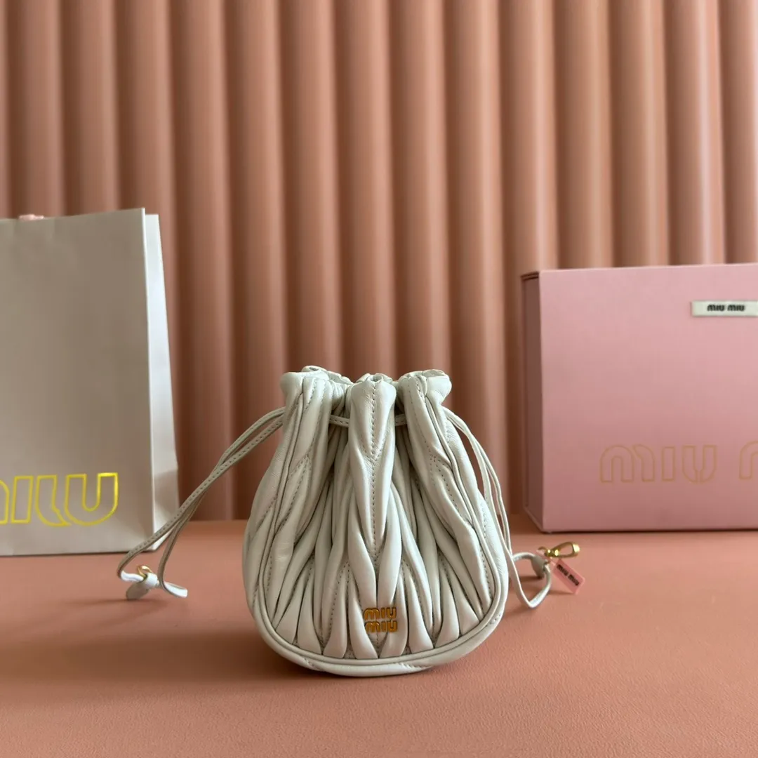 p1360💋💋💋【Original configuration counter full package】Matelassé Nappa lambskin mini drawstring handbag The Matelassé pattern, a symbol of Miu Miu style, has a new look in the design of this practical and functional clutch bag, with drawstring closure, exquisite finish and metal logo, Dimensions - 7.5cmx14cmx16cm Model - 5nd022​