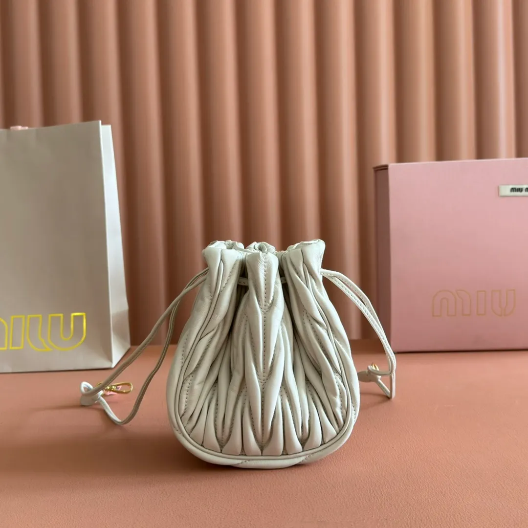 p1360💋💋💋【Original configuration counter full package】Matelassé Nappa lambskin mini drawstring handbag The Matelassé pattern, a symbol of Miu Miu style, has a new look in the design of this practical and functional clutch bag, with drawstring closure, exquisite finish and metal logo, Dimensions - 7.5cmx14cmx16cm Model - 5nd022​