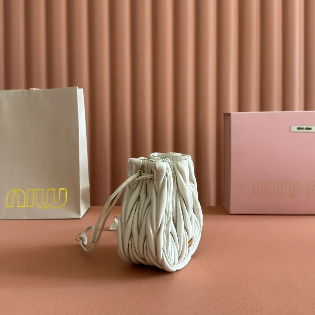 p1360💋💋💋【Original configuration counter full package】Matelassé Nappa lambskin mini drawstring handbag The Matelassé pattern, a symbol of Miu Miu style, has a new look in the design of this practical and functional clutch bag, with drawstring closure, exquisite finish and metal logo, Dimensions - 7.5cmx14cmx16cm Model - 5nd022​