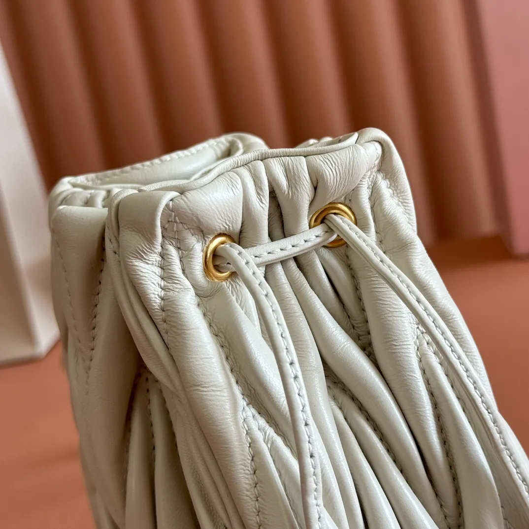 p1360💋💋💋【Original configuration counter full package】Matelassé Nappa lambskin mini drawstring handbag The Matelassé pattern, a symbol of Miu Miu style, has a new look in the design of this practical and functional clutch bag, with drawstring closure, exquisite finish and metal logo, Dimensions - 7.5cmx14cmx16cm Model - 5nd022​
