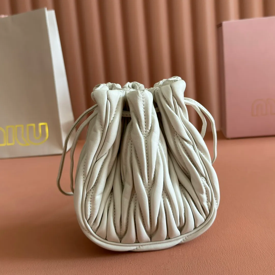 p1360💋💋💋【Original configuration counter full package】Matelassé Nappa lambskin mini drawstring handbag The Matelassé pattern, a symbol of Miu Miu style, has a new look in the design of this practical and functional clutch bag, with drawstring closure, exquisite finish and metal logo, Dimensions - 7.5cmx14cmx16cm Model - 5nd022​