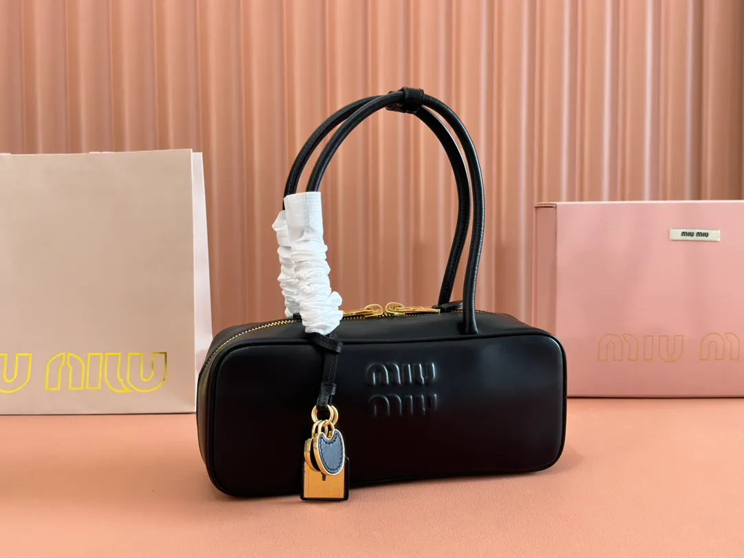 p1540💋💋💋【Full set of packaging at the counter】M’s 25ss shoulder bag〰️ is very popular on the Internet. The super beautiful Beau handbag combines retro style with contemporary spirit, it’s really awesome! ! Made of top-grade imported calfskin, the leather is smooth, delicate and soft, and it looks nice when carried on the back. The simple design is easy to match, and the capacity can hold daily necessities. It is exquisite and compact. With unique handles and hanging details, it shows functionality and personality. Model: 5BB173. Size: 28x11.5x8cm