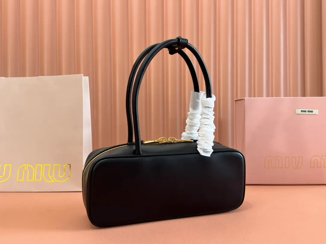 p1540💋💋💋【Full set of packaging at the counter】M’s 25ss shoulder bag〰️ is very popular on the Internet. The super beautiful Beau handbag combines retro style with contemporary spirit, it’s really awesome! ! Made of top-grade imported calfskin, the leather is smooth, delicate and soft, and it looks nice when carried on the back. The simple design is easy to match, and the capacity can hold daily necessities. It is exquisite and compact. With unique handles and hanging details, it shows functionality and personality. Model: 5BB173. Size: 28x11.5x8cm