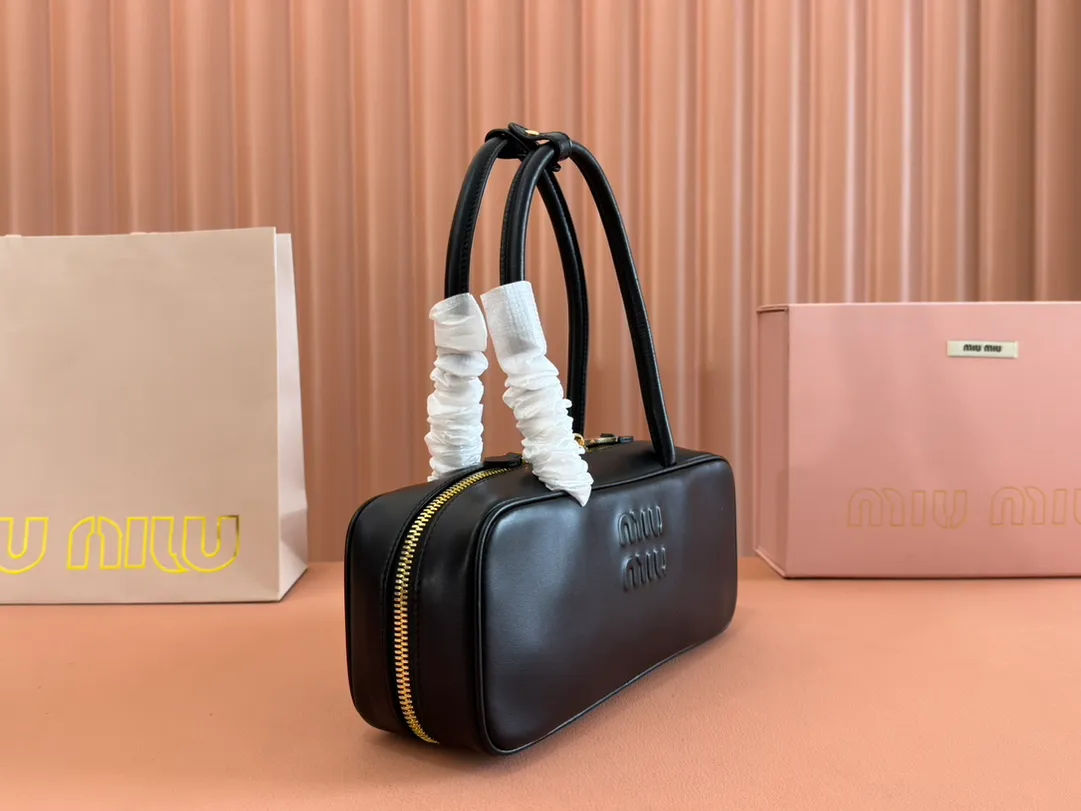 p1540💋💋💋【Full set of packaging at the counter】M’s 25ss shoulder bag〰️ is very popular on the Internet. The super beautiful Beau handbag combines retro style with contemporary spirit, it’s really awesome! ! Made of top-grade imported calfskin, the leather is smooth, delicate and soft, and it looks nice when carried on the back. The simple design is easy to match, and the capacity can hold daily necessities. It is exquisite and compact. With unique handles and hanging details, it shows functionality and personality. Model: 5BB173. Size: 28x11.5x8cm