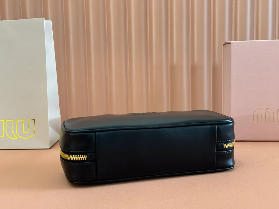p1540💋💋💋【Full set of packaging at the counter】M’s 25ss shoulder bag〰️ is very popular on the Internet. The super beautiful Beau handbag combines retro style with contemporary spirit, it’s really awesome! ! Made of top-grade imported calfskin, the leather is smooth, delicate and soft, and it looks nice when carried on the back. The simple design is easy to match, and the capacity can hold daily necessities. It is exquisite and compact. With unique handles and hanging details, it shows functionality and personality. Model: 5BB173. Size: 28x11.5x8cm