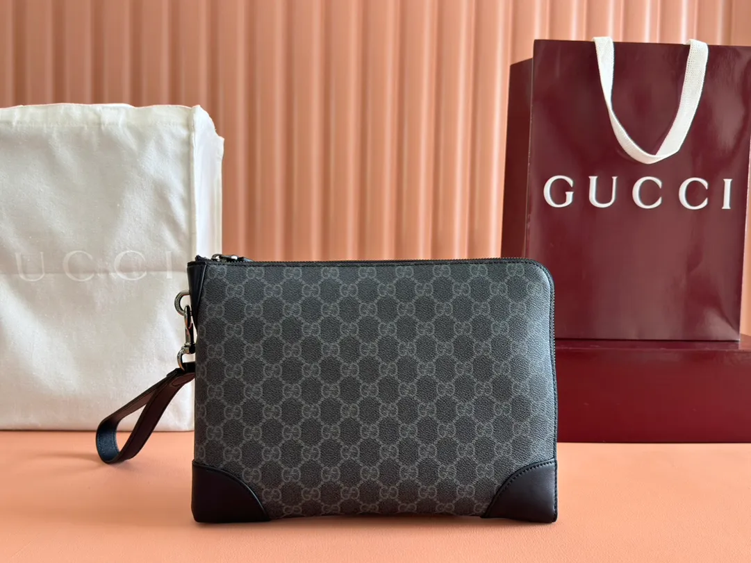 p780💋💋💋【Full set of packaging at the counter】The new GG Emblem series of men's travel items reinterpret the brand's timeless elegance and exquisite craftsmanship. Crafted from coated fabric with the new GG monogram, this business bag features three internal card compartments and a removable side handle. Interior: 3 card compartments and 1 pencil case Removable side handles Height: 16 cm Zipper closure Model number ✨821156 Dimensions: 30x21x3cm