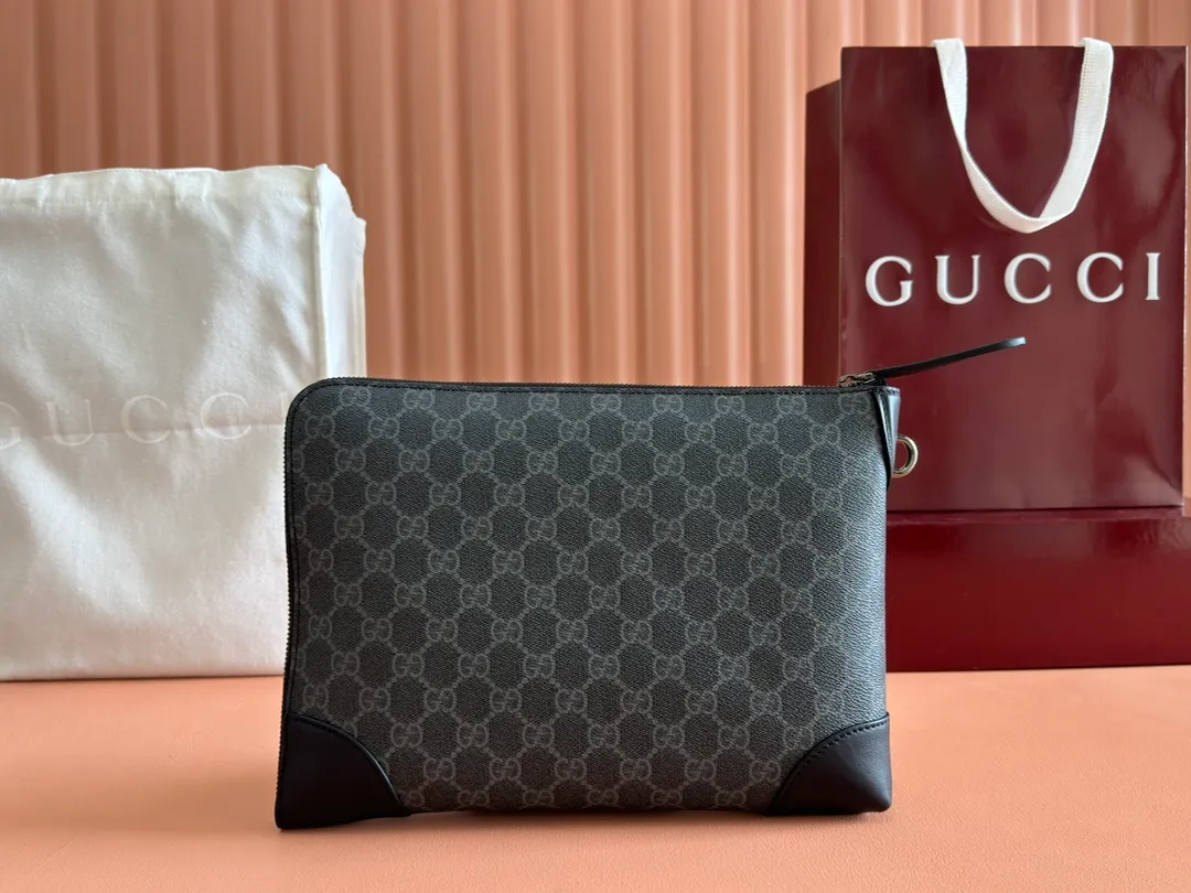 p780💋💋💋【Full set of packaging at the counter】The new GG Emblem series of men's travel items reinterpret the brand's timeless elegance and exquisite craftsmanship. Crafted from coated fabric with the new GG monogram, this business bag features three internal card compartments and a removable side handle. Interior: 3 card compartments and 1 pencil case Removable side handles Height: 16 cm Zipper closure Model number ✨821156 Dimensions: 30x21x3cm