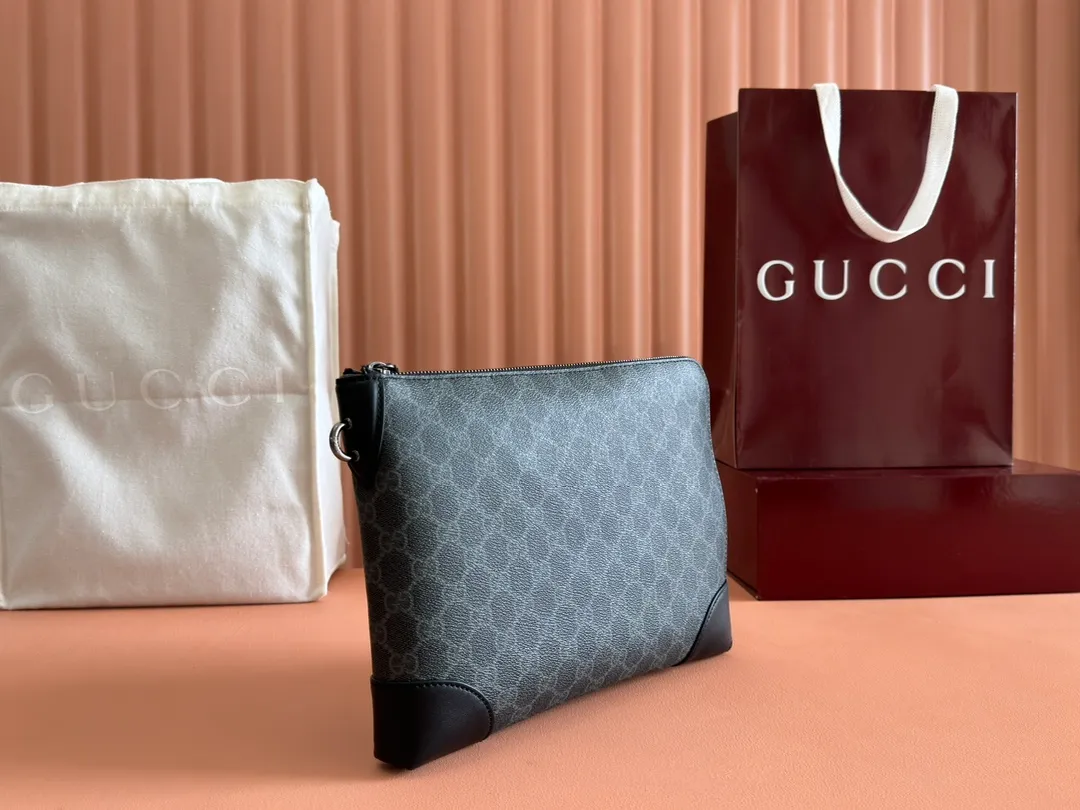 p780💋💋💋【Full set of packaging at the counter】The new GG Emblem series of men's travel items reinterpret the brand's timeless elegance and exquisite craftsmanship. Crafted from coated fabric with the new GG monogram, this business bag features three internal card compartments and a removable side handle. Interior: 3 card compartments and 1 pencil case Removable side handles Height: 16 cm Zipper closure Model number ✨821156 Dimensions: 30x21x3cm