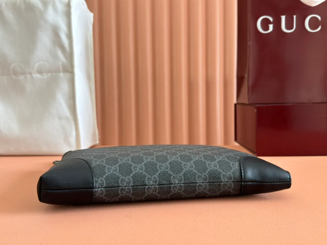 p780💋💋💋【Full set of packaging at the counter】The new GG Emblem series of men's travel items reinterpret the brand's timeless elegance and exquisite craftsmanship. Crafted from coated fabric with the new GG monogram, this business bag features three internal card compartments and a removable side handle. Interior: 3 card compartments and 1 pencil case Removable side handles Height: 16 cm Zipper closure Model number ✨821156 Dimensions: 30x21x3cm